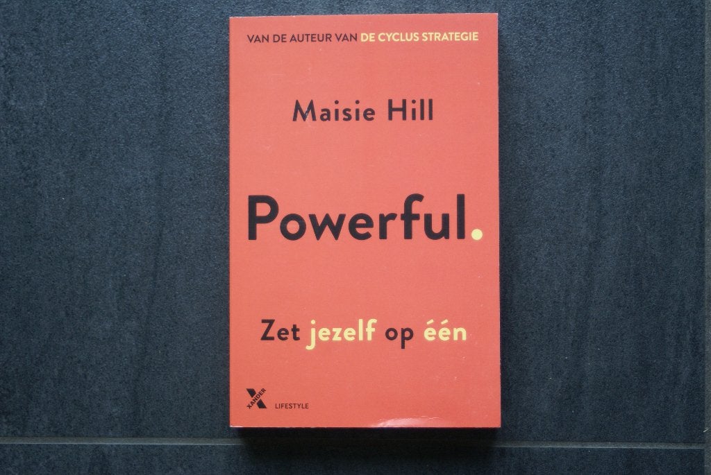 POWERFUL.. Zet jezelf op èèn..... Maisie Hill... (2026), Ophalen of Verzenden, Zo goed als nieuw