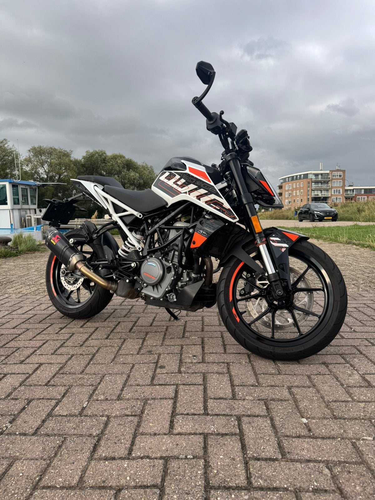 KTM Duke 390 2021 10000km akrapovic uitlaat, Motoren, Occasion, ABS, Particulier, Minimaal motorrijbewijs A2
