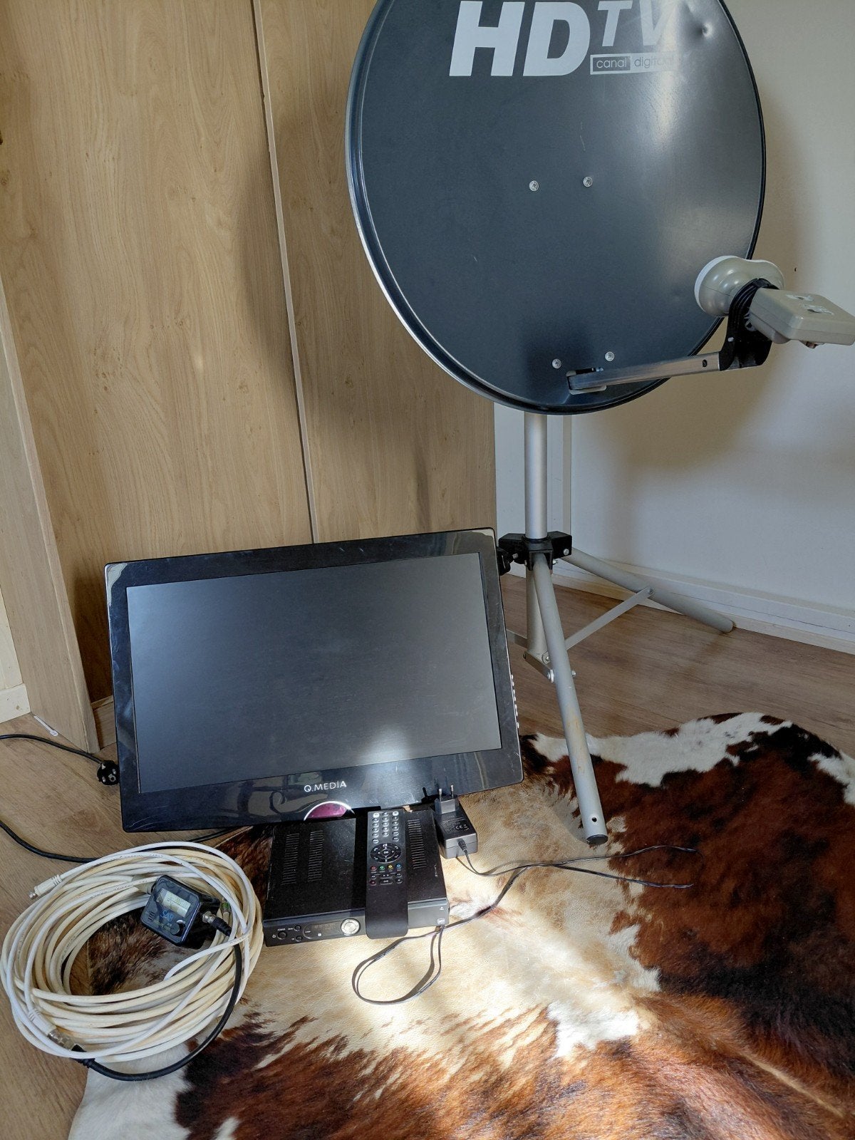 Complete schotelantenne set met ontvanger en monitor, Ophalen, Gebruikt, (Schotel)antenne, Overige merken