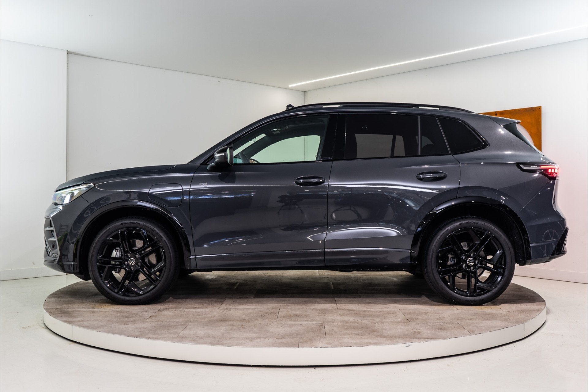 Volkswagen Tiguan 1.5 eHybrid 2x R-Line 2025 PER DIRECT BESC, Auto's, 1498 cc, Zwart, Bedrijf, Parkeerassistent
