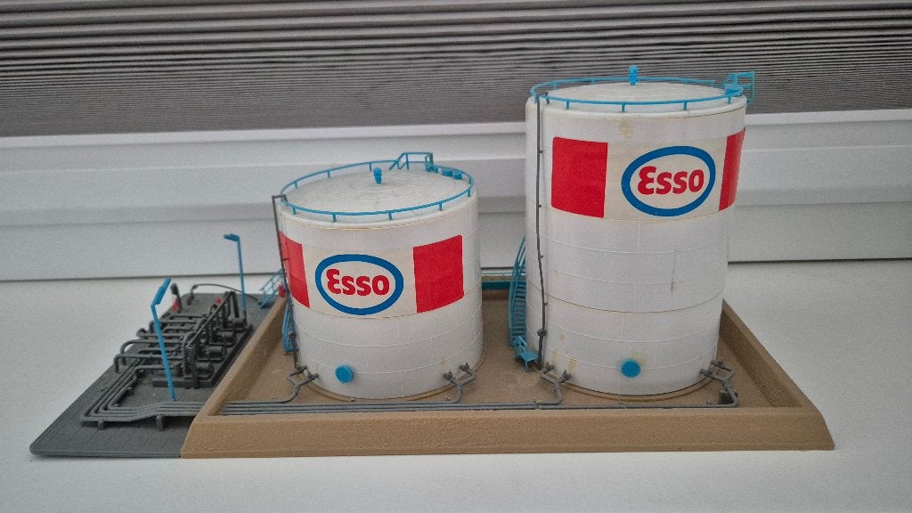 Kibri B-9808 HO - ESSO tank opslag dubbel, Hobby en Vrije tijd, Modeltreinen | H0, Overige merken, Gelijkstroom of Wisselstroom