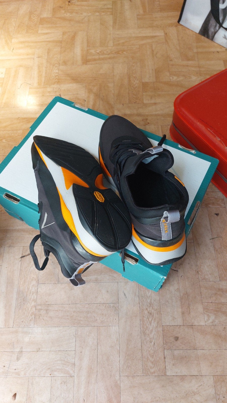 Heren sneakers met Vibram zool - Zo goed als nieuw 43-44 mat, Zwart, Ophalen of Verzenden, ARKK Copenhagen, Sneakers of Gympen