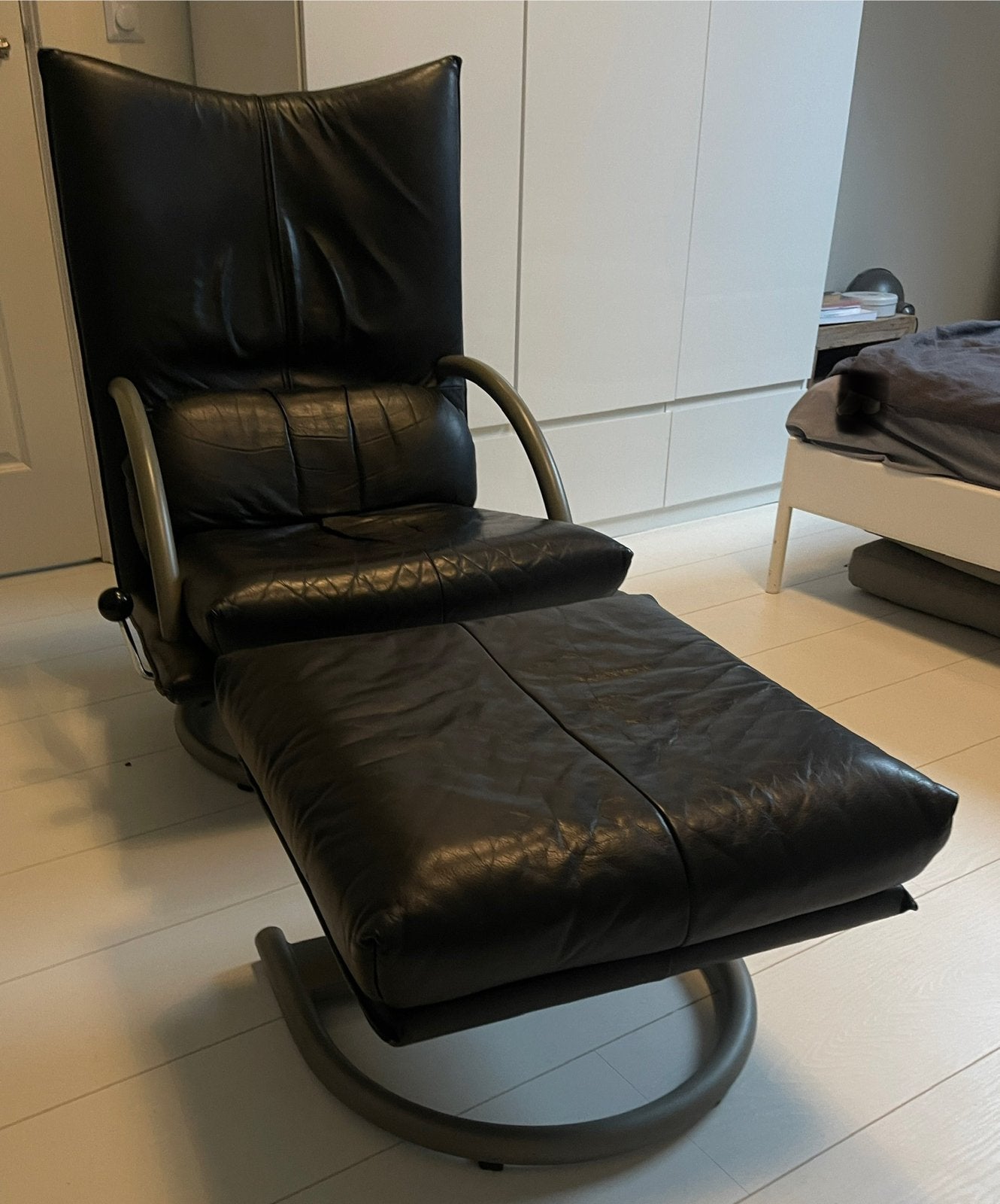 Leren fauteuil Rolf Benz Torino met voetenbank - Zwart, Ophalen, Gebruikt, 100 tot 125 cm, Leer