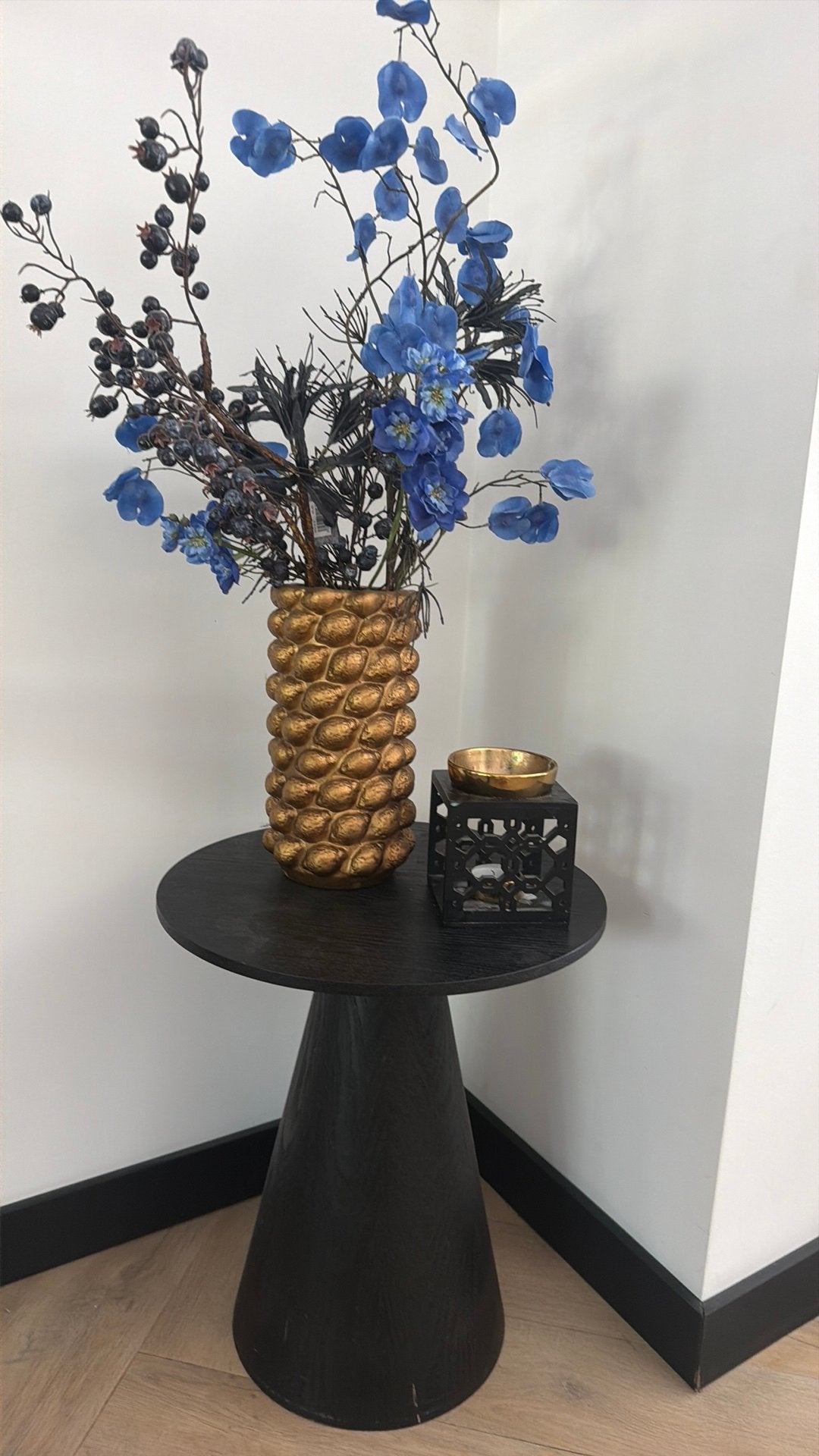 Mooie gouden vaas met bloemen, Huis en Inrichting, Woonaccessoires | Zuilen en Pilaren, Ophalen of Verzenden, Zo goed als nieuw