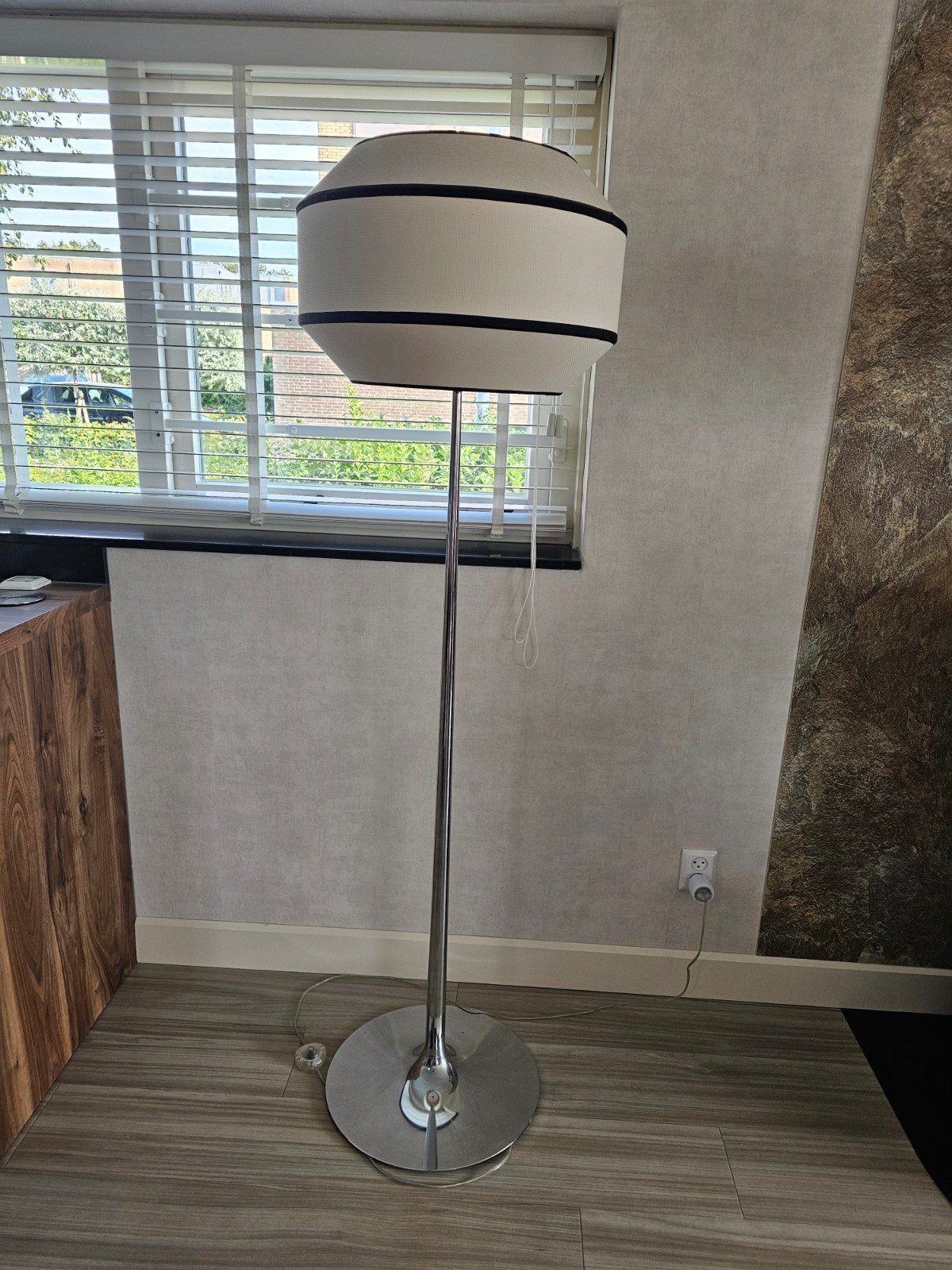 Stijlvolle Natuzzi Vloerlamp met witte Kap, Huis en Inrichting, Ophalen, Modern, Italiaans design, Metaal, E27 (groot)