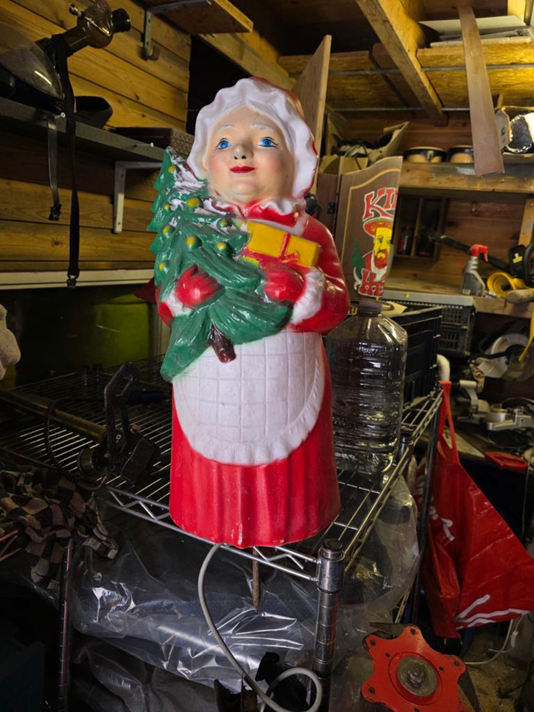 Kerst vrouw met licht ongeveer 60cm hoog, Ophalen