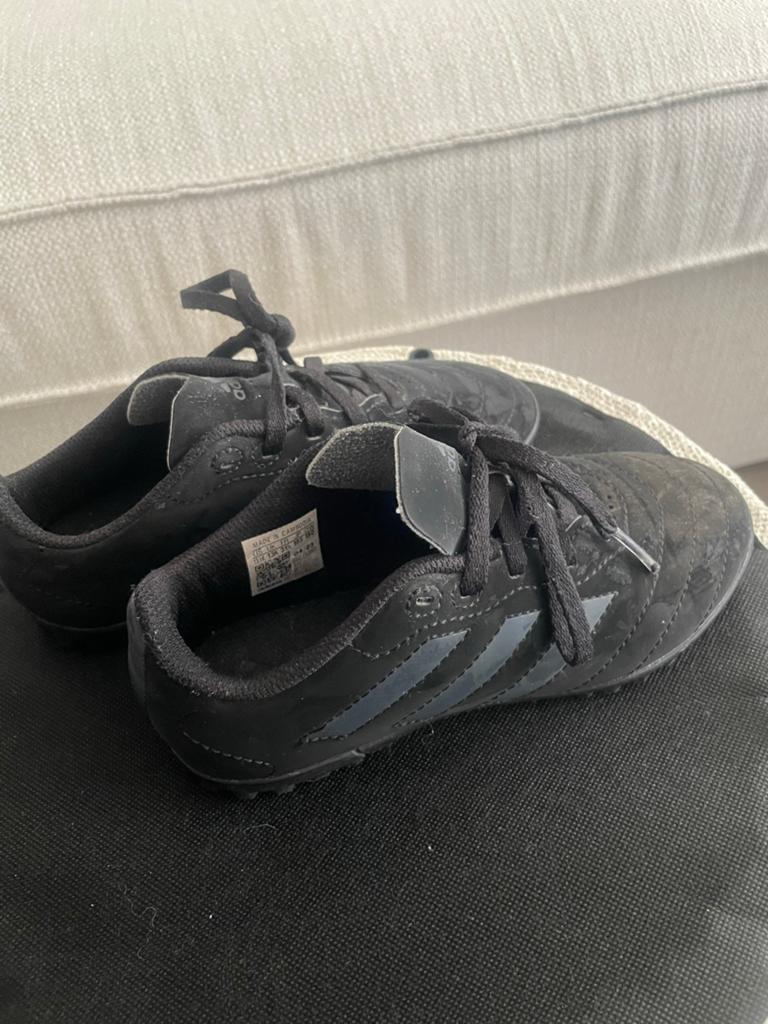 Adidas voetbalschoen voor kinderen, Gebruikt, Maat XS of kleiner, Schoenen, Ophalen of Verzenden