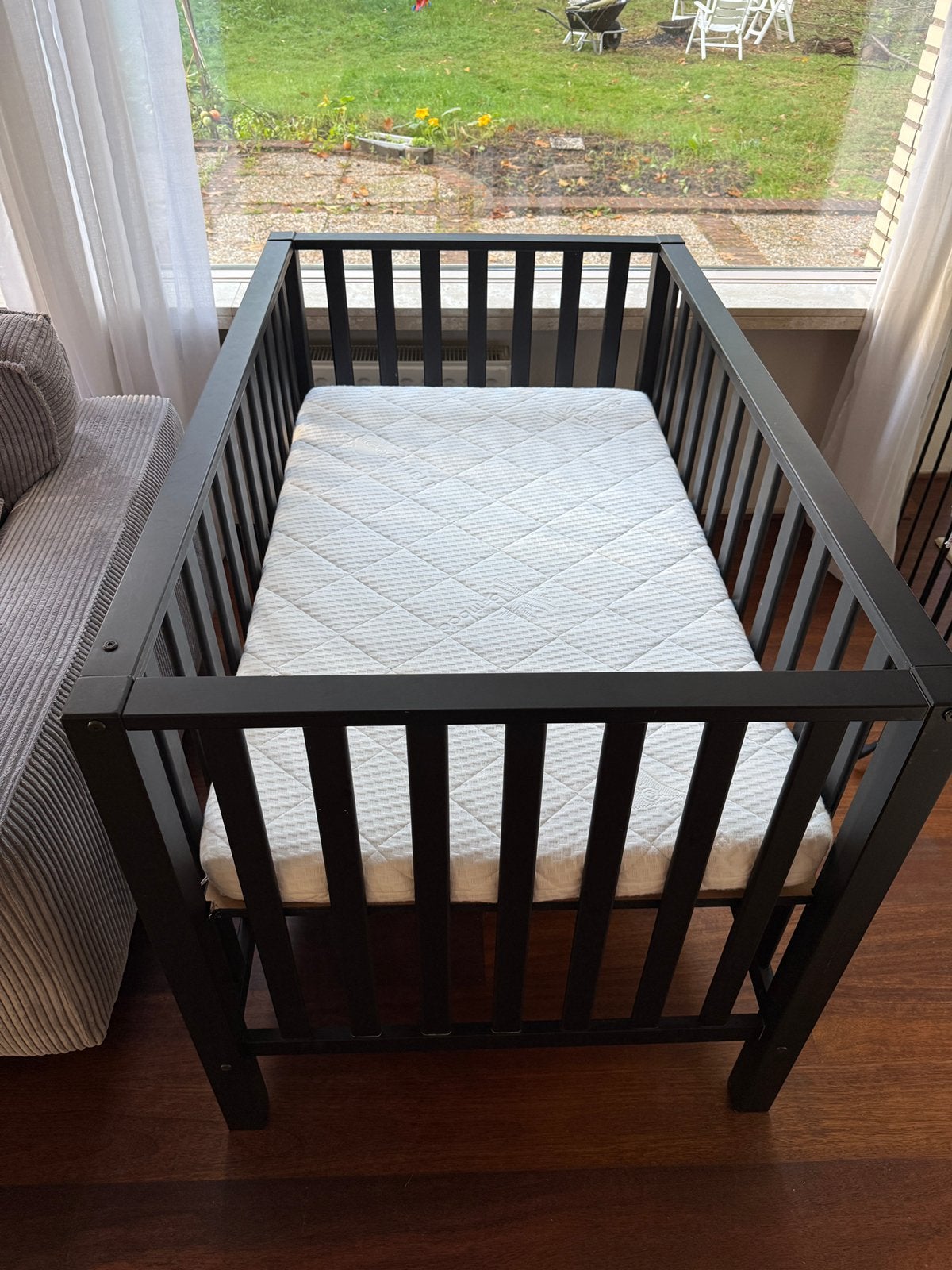 Tweelingbox zwart hout 130x80 + koudschuim matras 70x120 box, Ophalen, Zo goed als nieuw, Rechthoekig, In hoogte verstelbaar