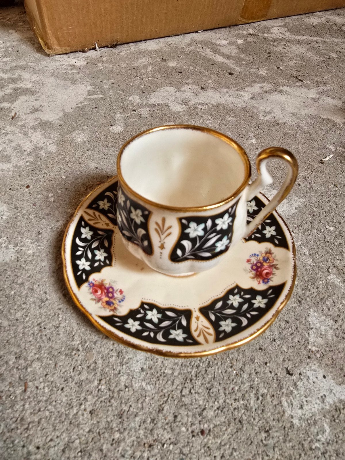 Antiek theekopje met schotel, zwart-wit bloemmotief, Antiek en Kunst, Ophalen of Verzenden