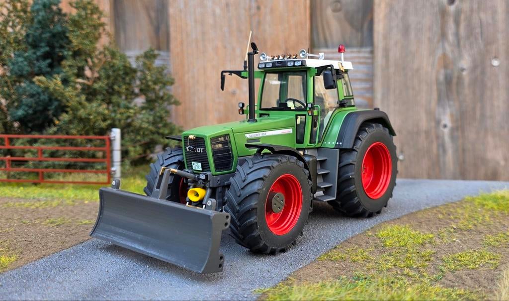 Verbouwde Fendt 824 Favorit 1:32, Hobby en Vrije tijd, Modelauto's | 1:32, Ophalen of Verzenden, Nieuw, Tractor of Landbouw, Overige merken