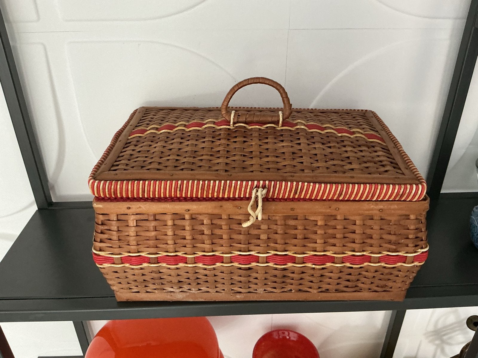 Vintage rieten naaikist met rood interieur, Ophalen of Verzenden, Gebruikt, Overige typen