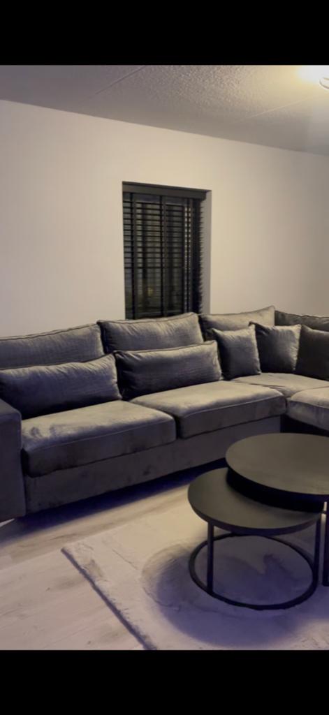 Grijze velvet bank, Ophalen, 75 tot 100 cm, Tweepersoons, 200 tot 250 cm