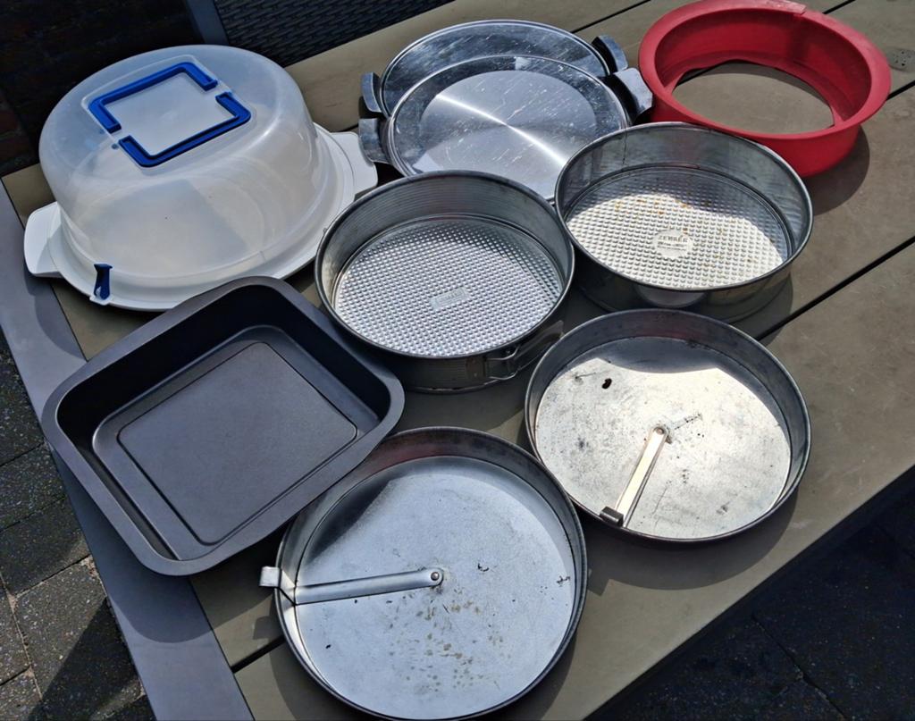 Diverse bakvormen en taartstolp, Ophalen of Verzenden, Metaal, Overige merken, Overige typen