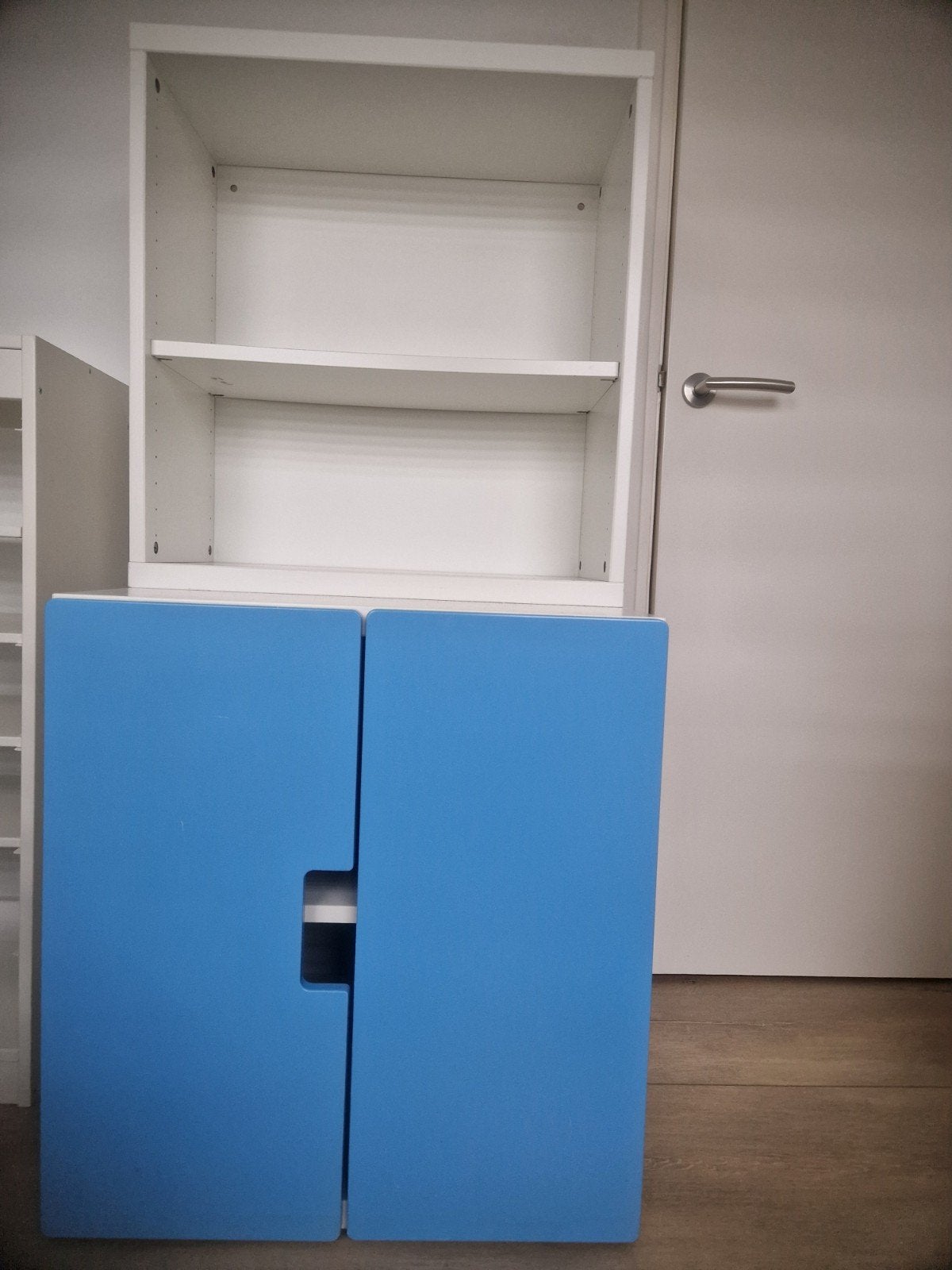 Ikea STUVA - SMÅSTAD Witte kast met blauwe deuren en opzetst, Kinderen en Baby's, Ophalen, Gebruikt, 50 tot 70 cm, 105 cm of meer