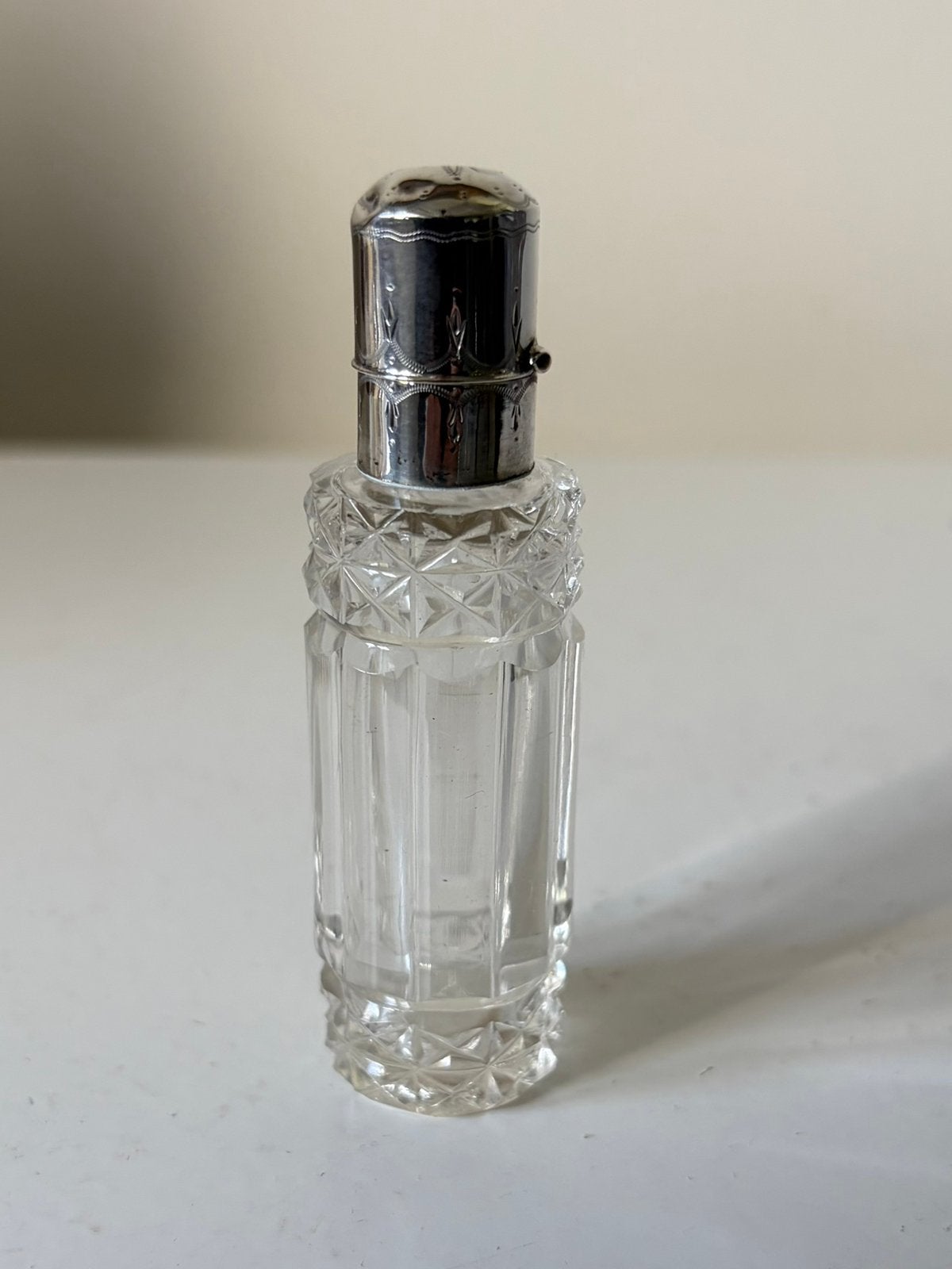 Antiek kristallen parfumflesje met zilveren dop. 1910, Ophalen of Verzenden, Zilver