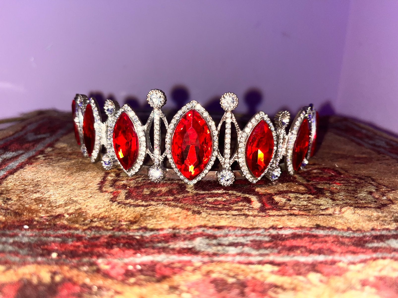 Strass Tiara / Kroon Met Rode Stenen – Voor bruiloft / henna, Ophalen of Verzenden, Zo goed als nieuw