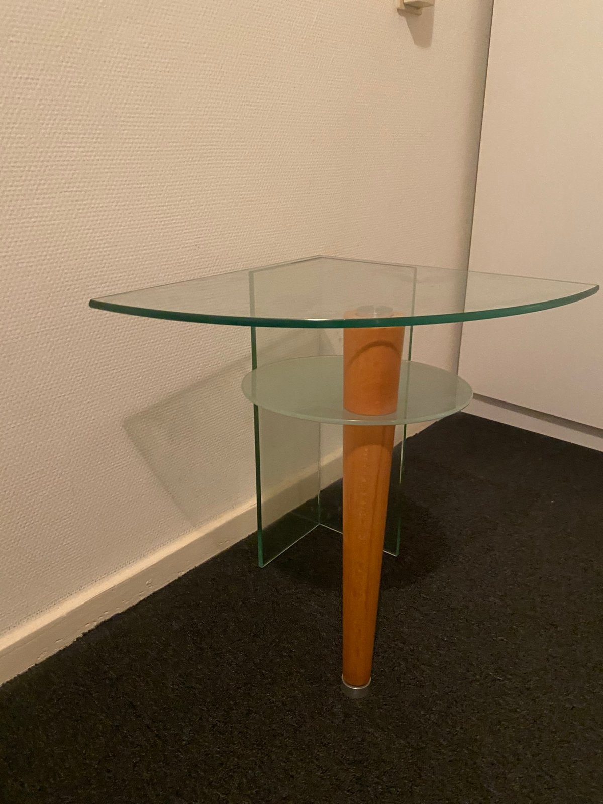 Vintage Postmodern design bijzetafel/hoektafel - Glas & Hout, Minder dan 55 cm, Gebruikt, Ophalen of Verzenden, Glas
