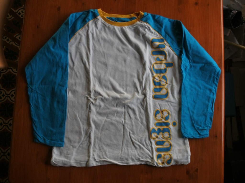 Turquoise met witte trui, met gele en turquoise letters., Trui of Vest, Ophalen of Verzenden, Zo goed als nieuw, Onbekend