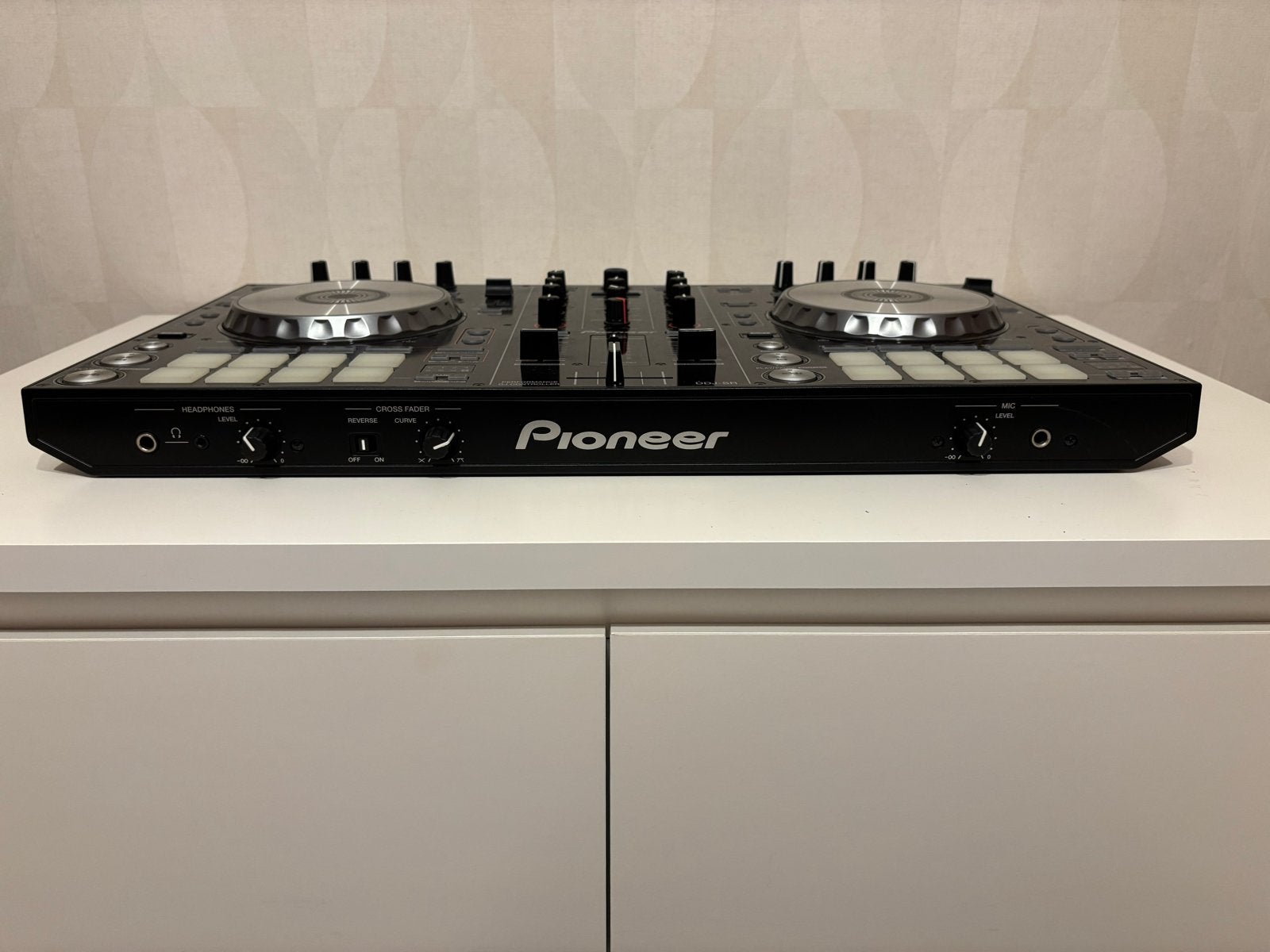 Foto 3 van Pioneer DDJ-SR DJ Controller (evt met complete set-up)