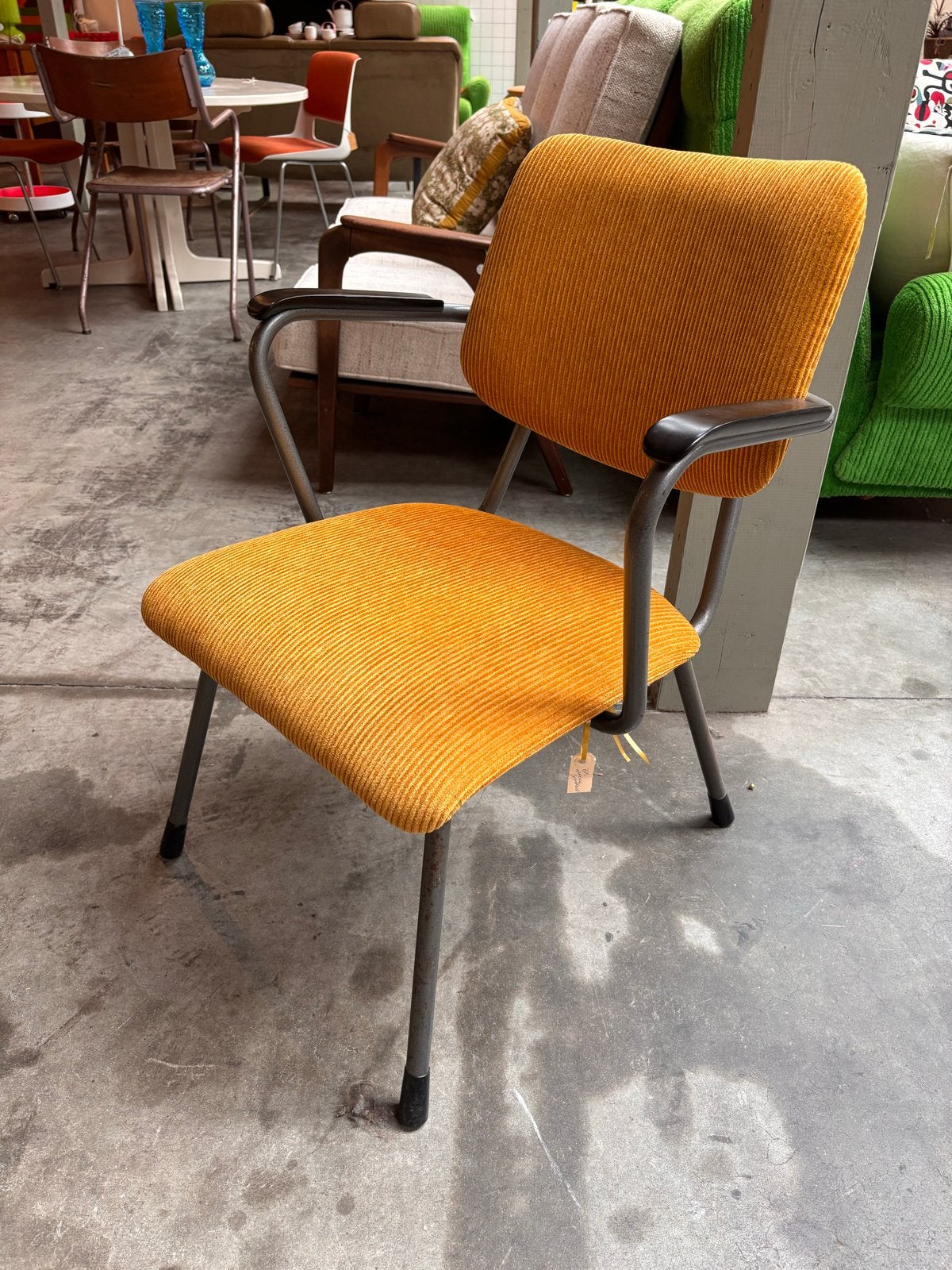 Vintage stoel met armleuningen, okergeel ribstof, Ophalen