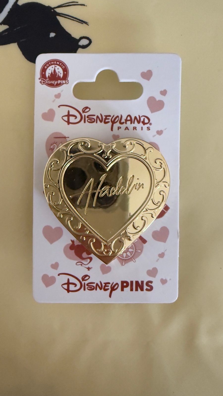 Disney Pin Aladdin Medaillon Disneyland Parijs, Ophalen of Verzenden, Overige figuren, Nieuw, Overige typen