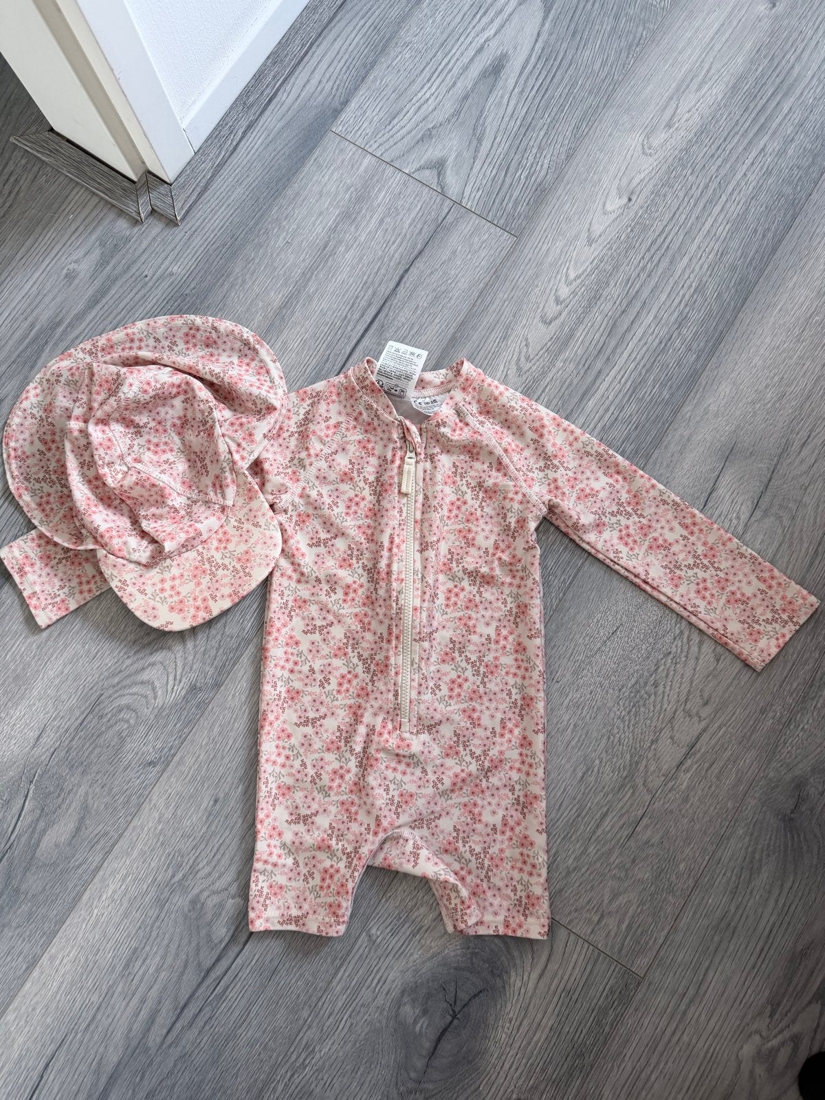 H&M UV-zwempakje met bloemenprint en bijpassend hoedje, Badpak, Ophalen of Verzenden, Zo goed als nieuw, Maat 74