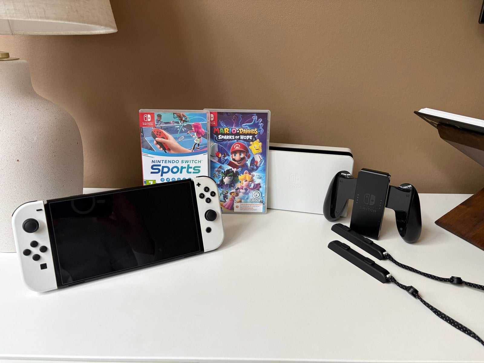 Nintendo Switch OLED Wit + Nintendo Switch Sports!, Met games, Met 2 controllers, Zo goed als nieuw, Switch OLED
