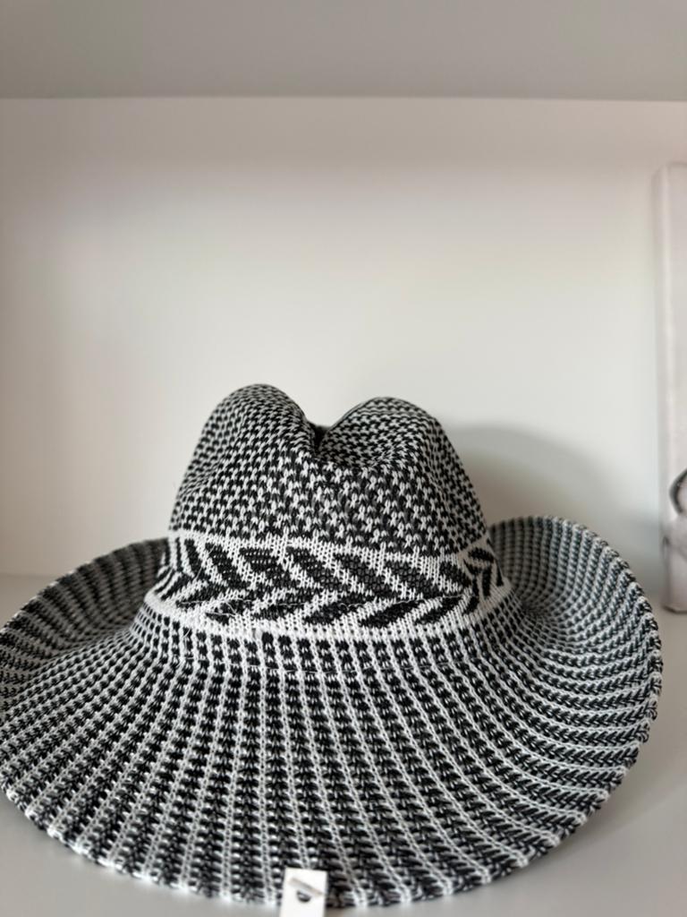Nieuwe Zwart-Witte Hoed, Kleding | Dames, Ophalen of Verzenden, Zo goed als nieuw, One size fits all, Hoed