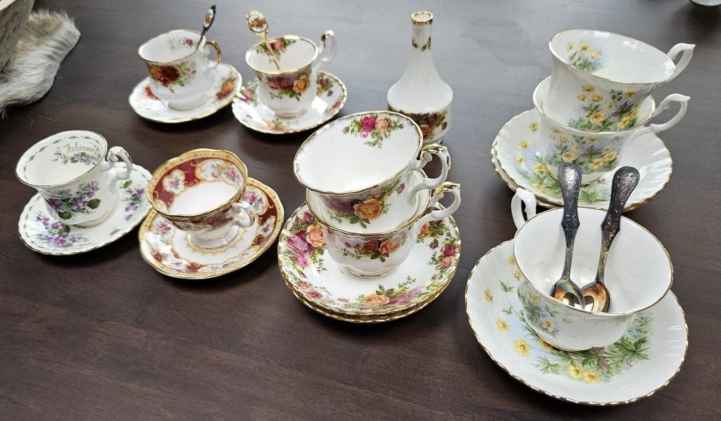 9 Royal Albert kopjes met schoteltjes - diverse series, Ophalen