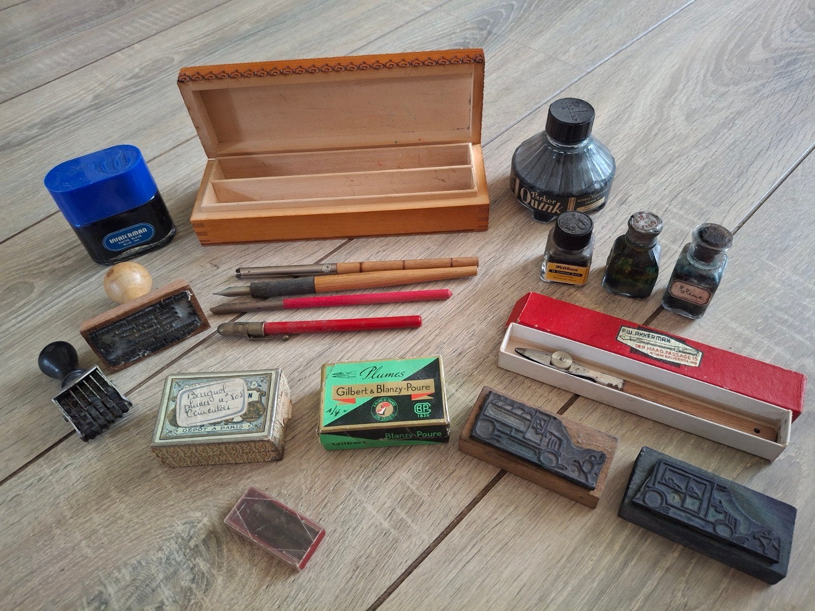 Vintage Franse Schrijfset met Inkt, Pennen, Stempels en Doos, Antiek en Kunst, Ophalen of Verzenden