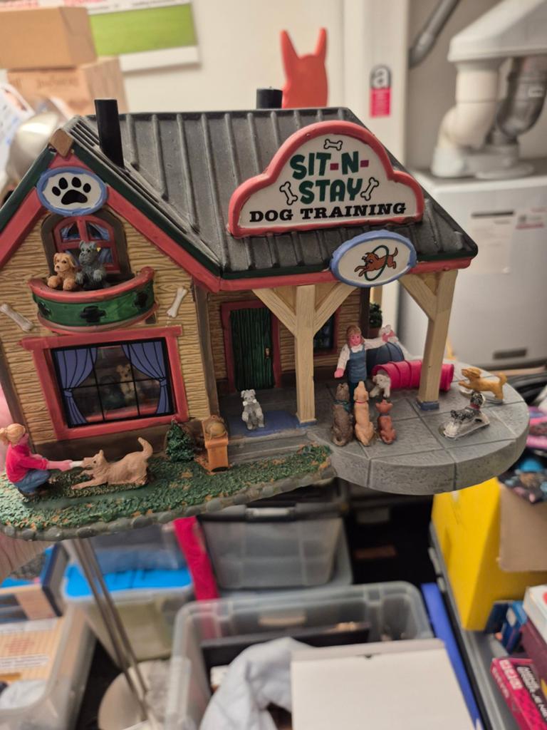 Lemas sit-n-stay dog training honden school kerstdorp huisje, Ophalen of Verzenden
