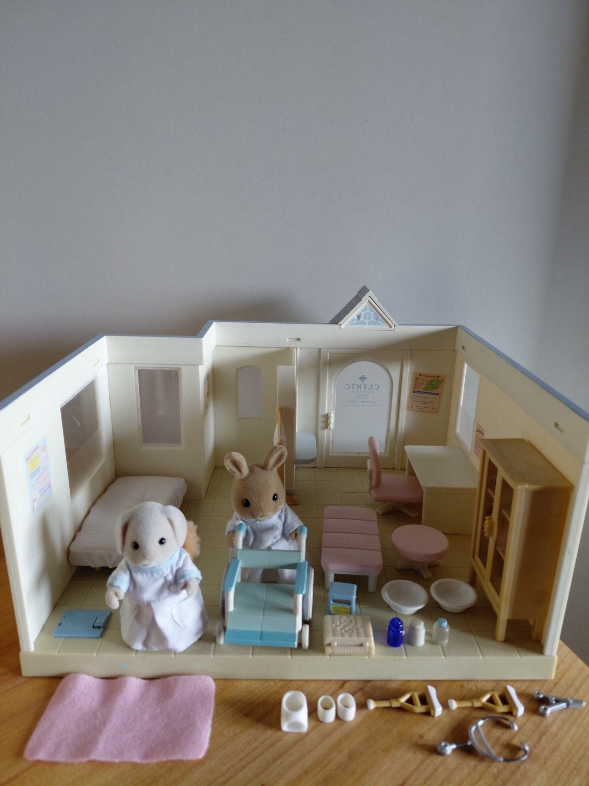 Sylvanian Families vintage clinic/ziekenhuis/rolstoel/dokter, Kinderen en Baby's, Ophalen of Verzenden, Gebruikt, Poppenhuis