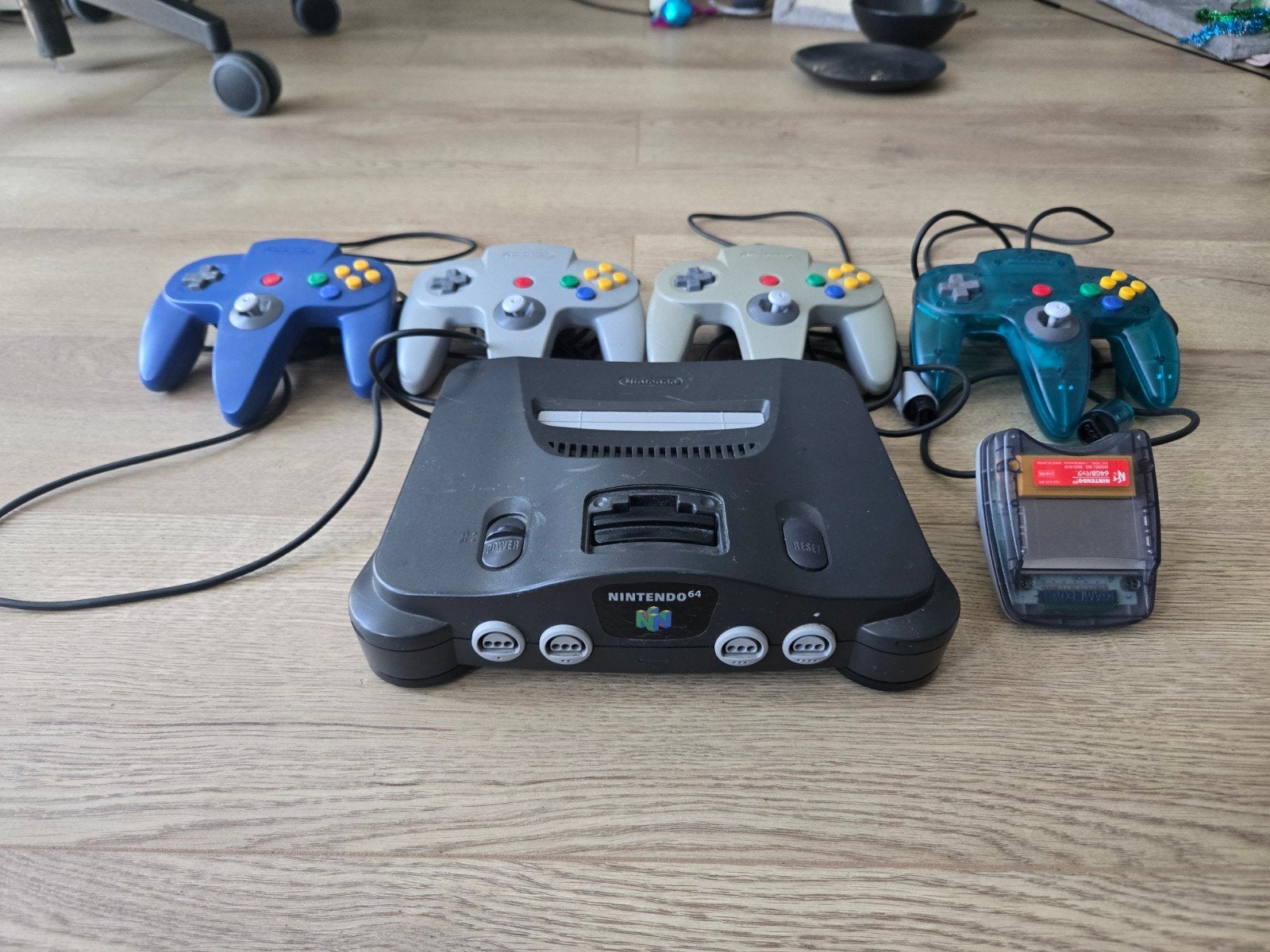 N64 + bekabeling, N64 transfer pack, 4 originele controllers, Ophalen of Verzenden, Gebruikt, Met 3 controllers of meer