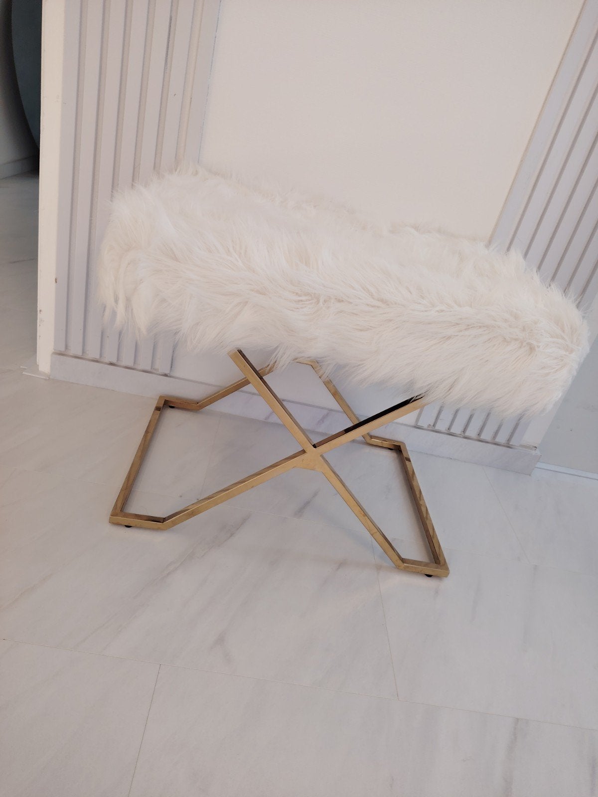 Luxe Witte Bont Krukje met Gouden Onderstel, Minder dan 55 cm, Modern, Luxe, Glamour, Rond, Ophalen of Verzenden