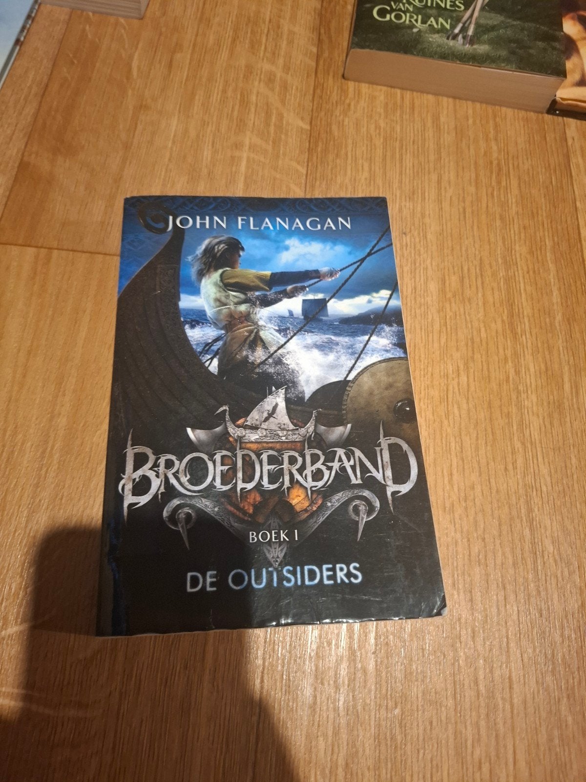 Broederband Boek 1: De Outsiders - John Flanagan, Boeken, Ophalen of Verzenden, Gelezen, John Flanagan