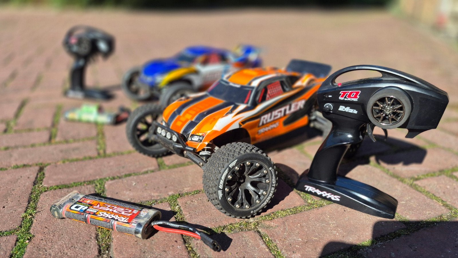 Traxxas Rustler, 2 accu's per auto, beide met lader, Ophalen of Verzenden, Auto offroad