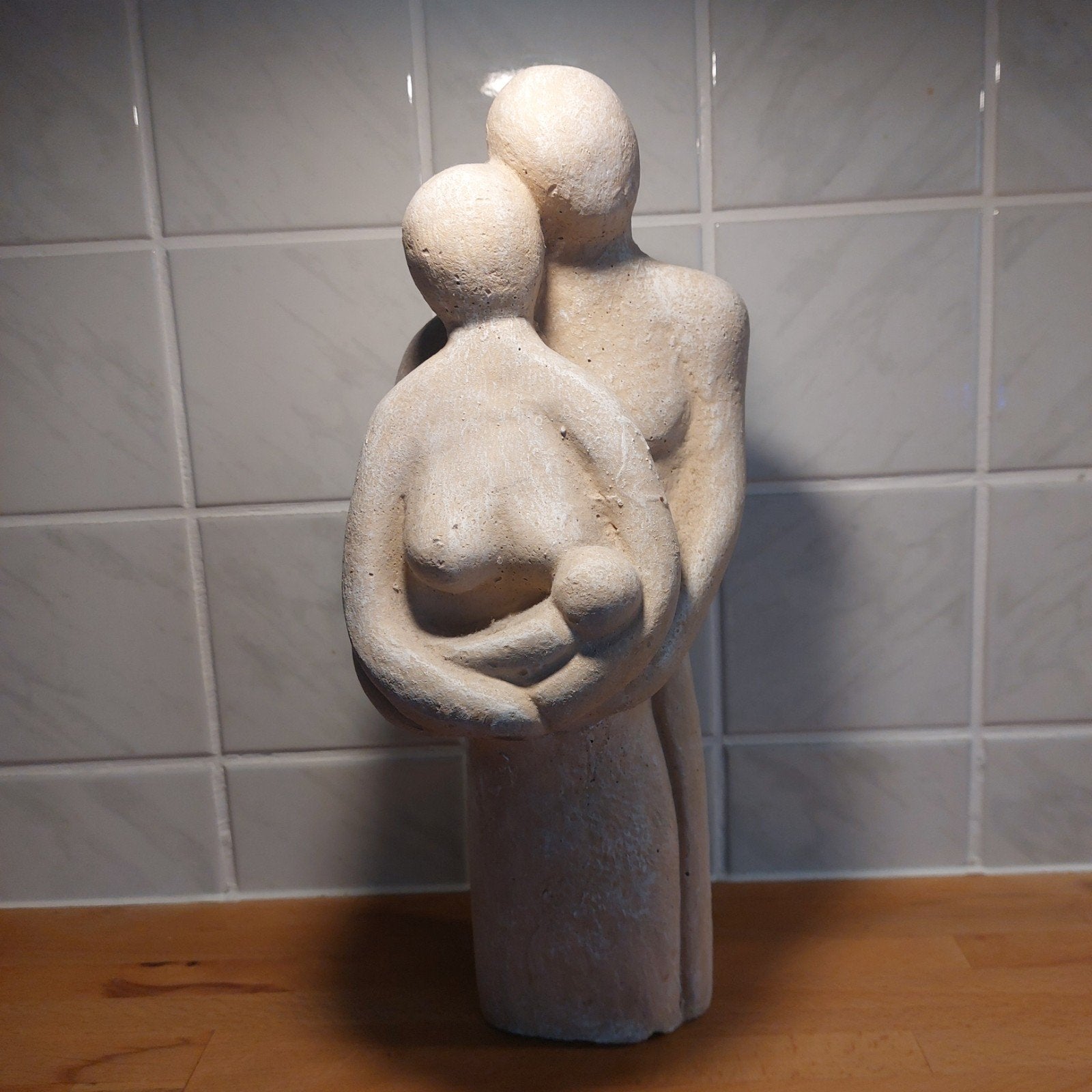 Beeldje van familie: man, vrouw en baby, 32 cm hoog, Groep mensen, Ophalen of Verzenden, Handgemaakt, 20 - 50 cm