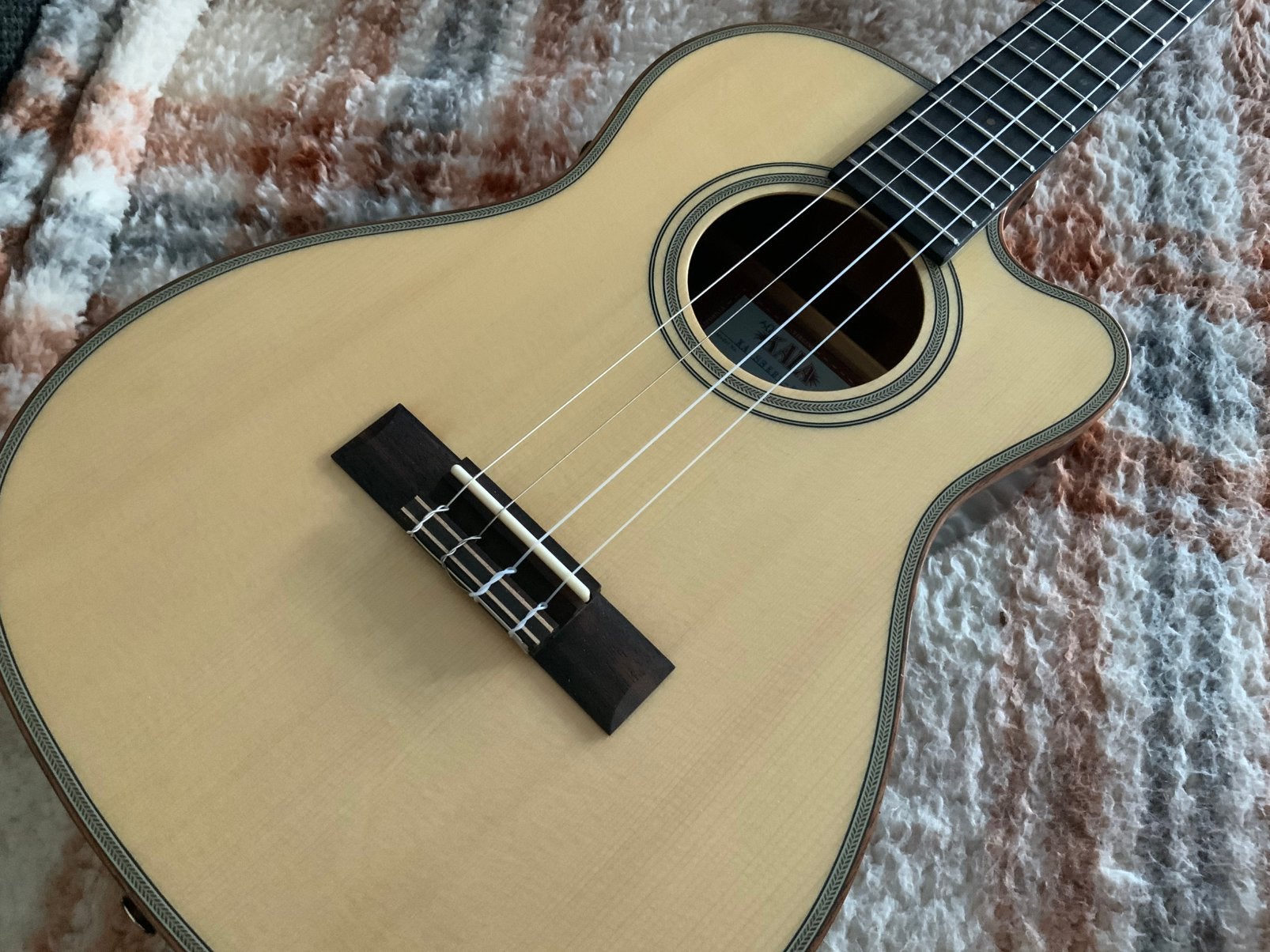 2 weken oude ukelele KALA bariton spruce ebony met pick up., Ophalen of Verzenden, Nieuw, Overige typen, Met (piezo-)element