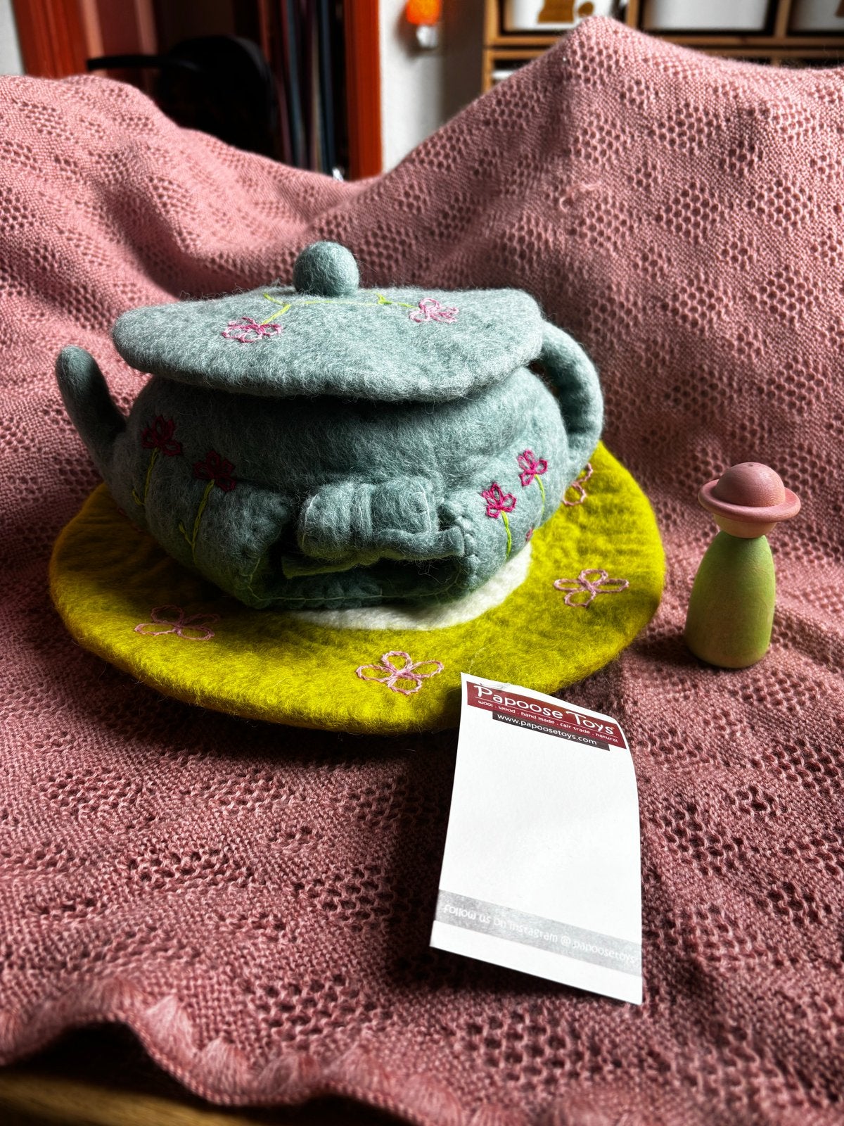 Papoose Toys vilten theepot met schotel - Nieuw, Ophalen of Verzenden, Nieuw, Jongen of Meisje