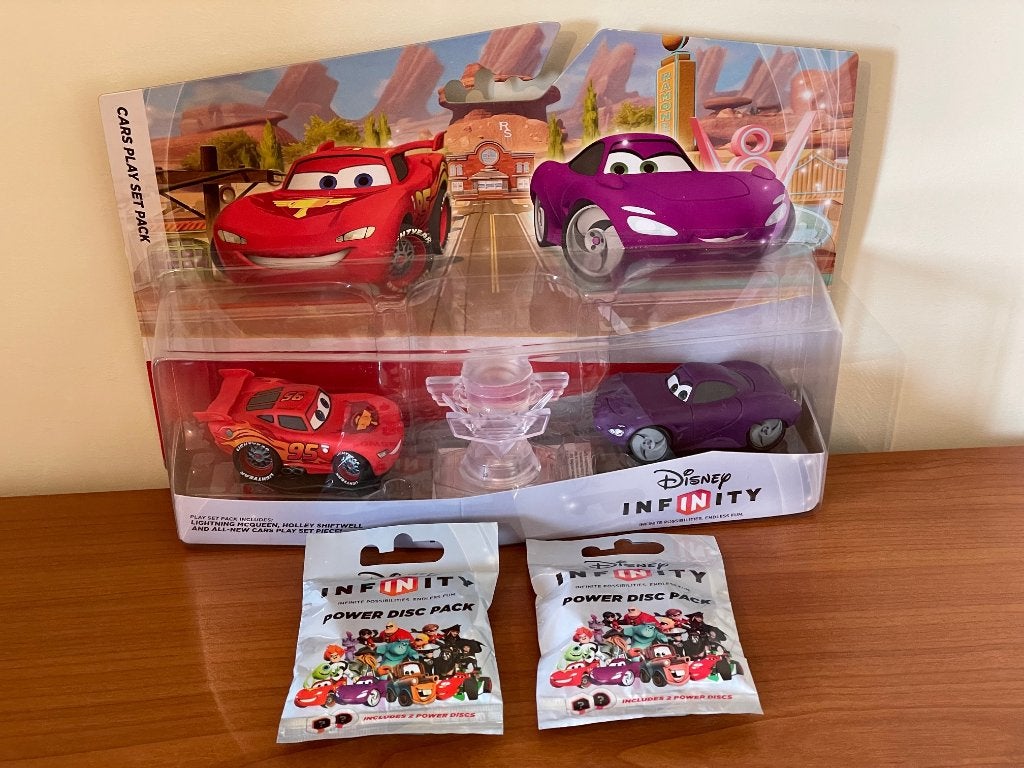 Disney Infinity Cars Playset Pack + 2 Power Disc Packs nieuw, Ophalen of Verzenden, Overige figuren, Nieuw, Beeldje of Figuurtje