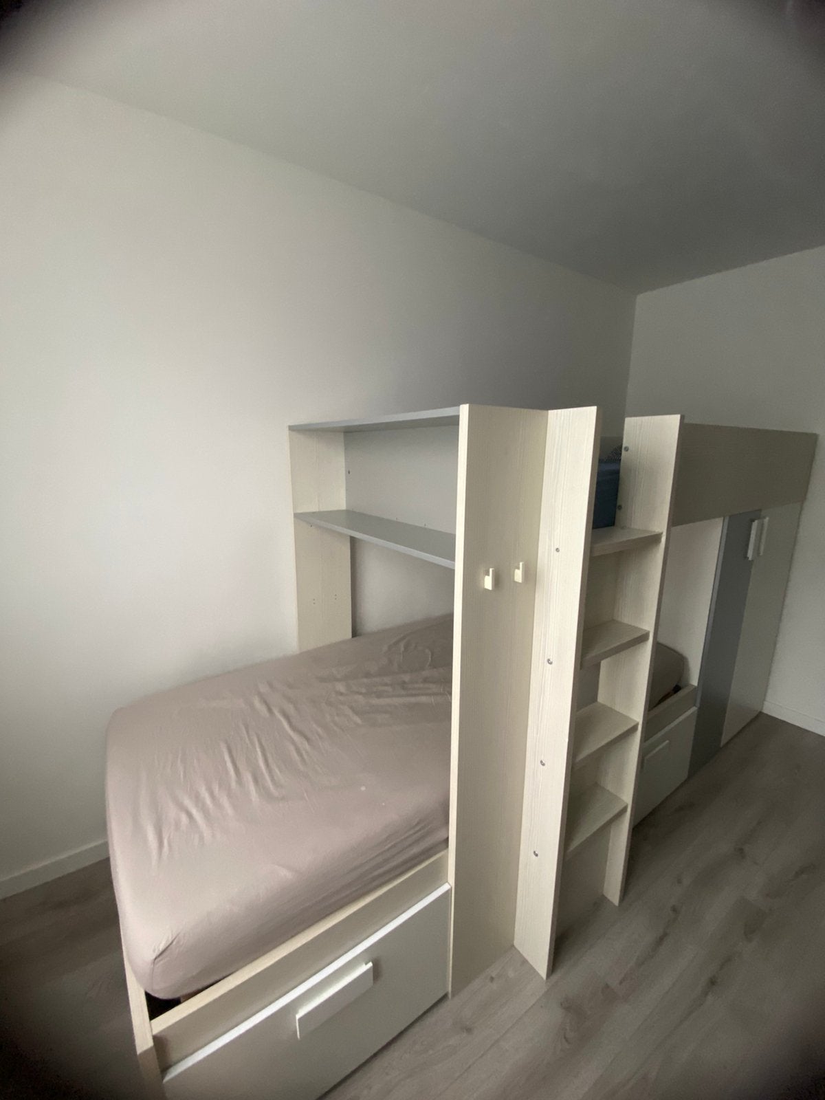Stapelbed met een kast, lades en 2 matrassen