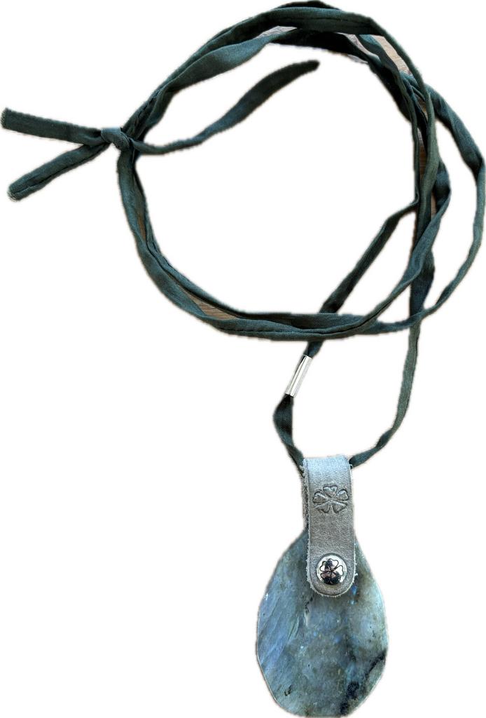 Pimps & pearls groene zijden ketting met labradoriethanger, Verstelbaar, Ophalen of Verzenden, Zo goed als nieuw, Steen of Mineraal