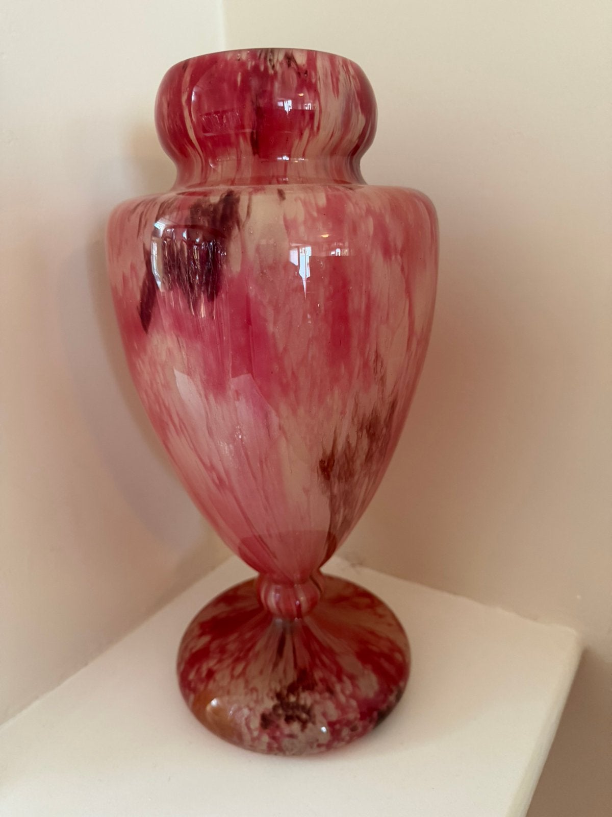 Charles Schneider gesigneerde vaas gemarmerd rood/roze glas, Ophalen