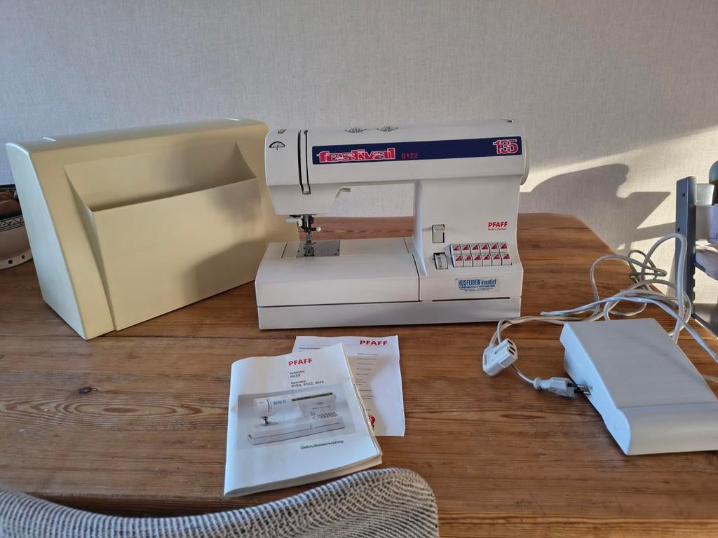 Prachtige Pfaff Tiptronic 6122 (Festival 135) met IDT + Acce, Hobby en Vrije tijd, Naaimachines en Toebehoren, Ophalen, Gebruikt