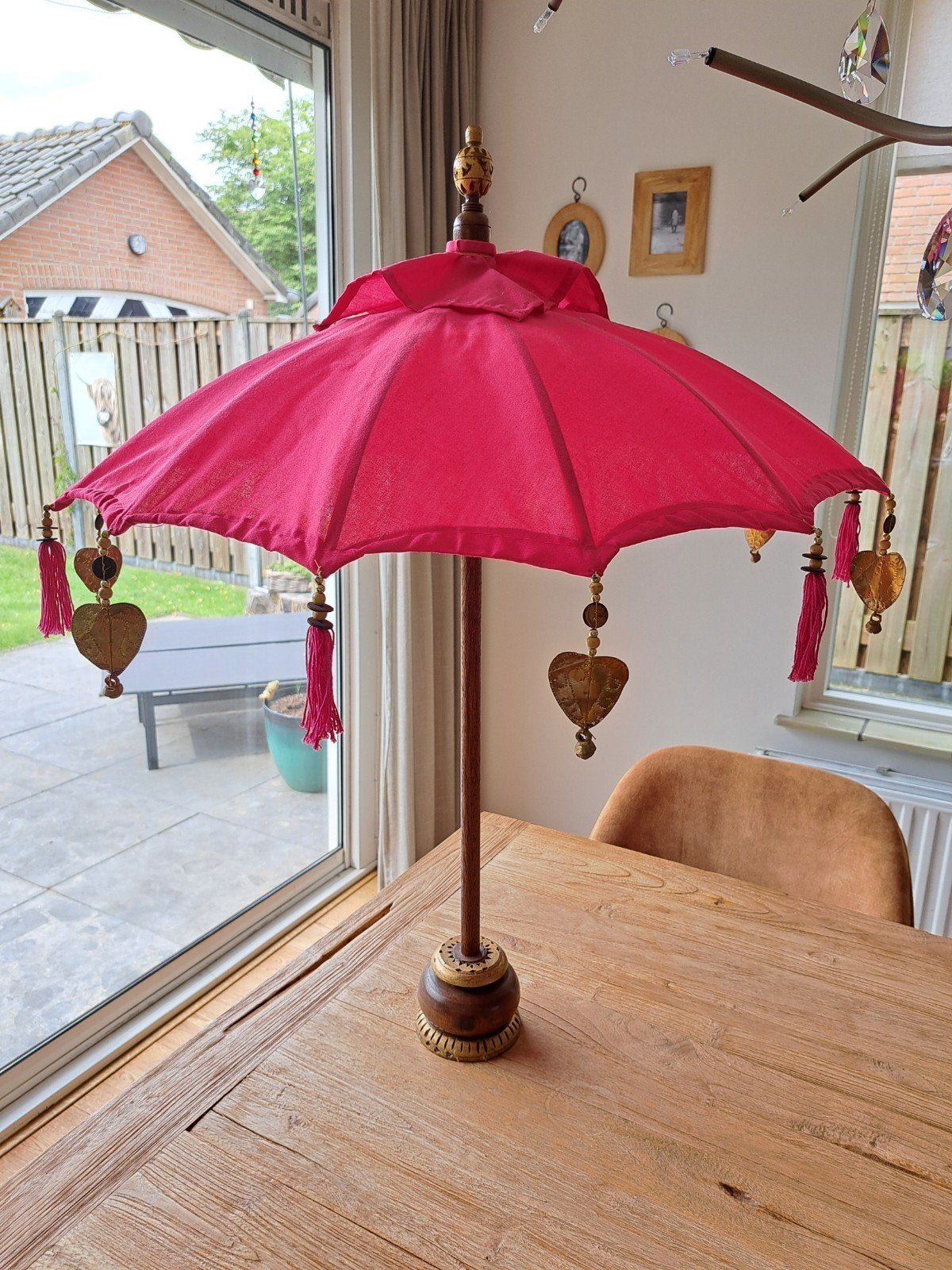 Decoratieve Balinese parasol roze met houtsnijwerk, Huis en Inrichting, Ophalen, Hout, Gebruikt, Roze