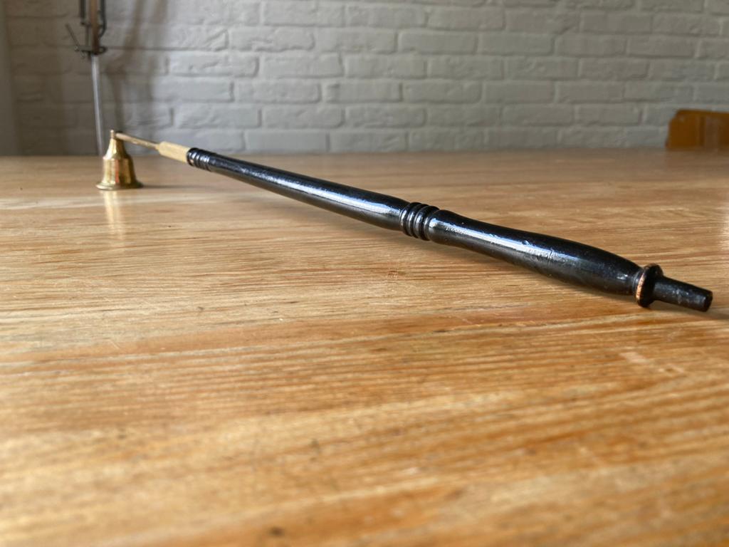 Antieke kaarssnuffer met houtgreep, bijzonder lang., Antiek en Kunst, Antiek | Kandelaars, Ophalen of Verzenden, Overige materialen