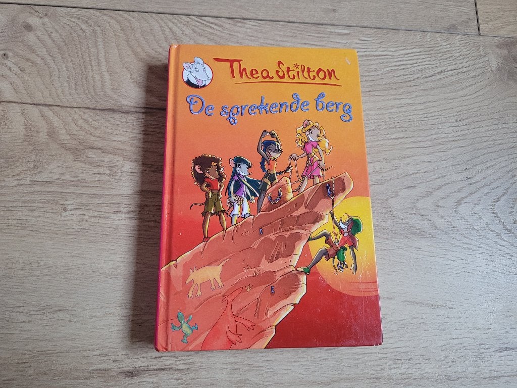 Thea Sisters - De Sprekende Berg - Thea Stilton ~ SJ8306, Ophalen of Verzenden, Zo goed als nieuw, Theo Stilton, Fictie algemeen