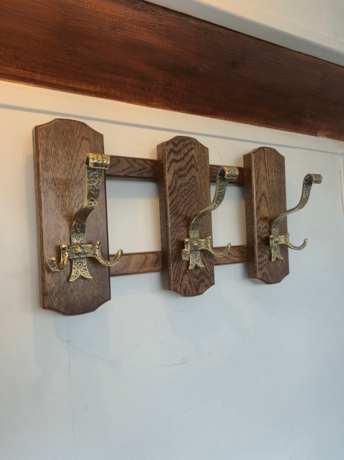 Vintage houten kapstok met 3 messing haken, Wandkapstok, Gebruikt, Ophalen of Verzenden, Minder dan 100 cm