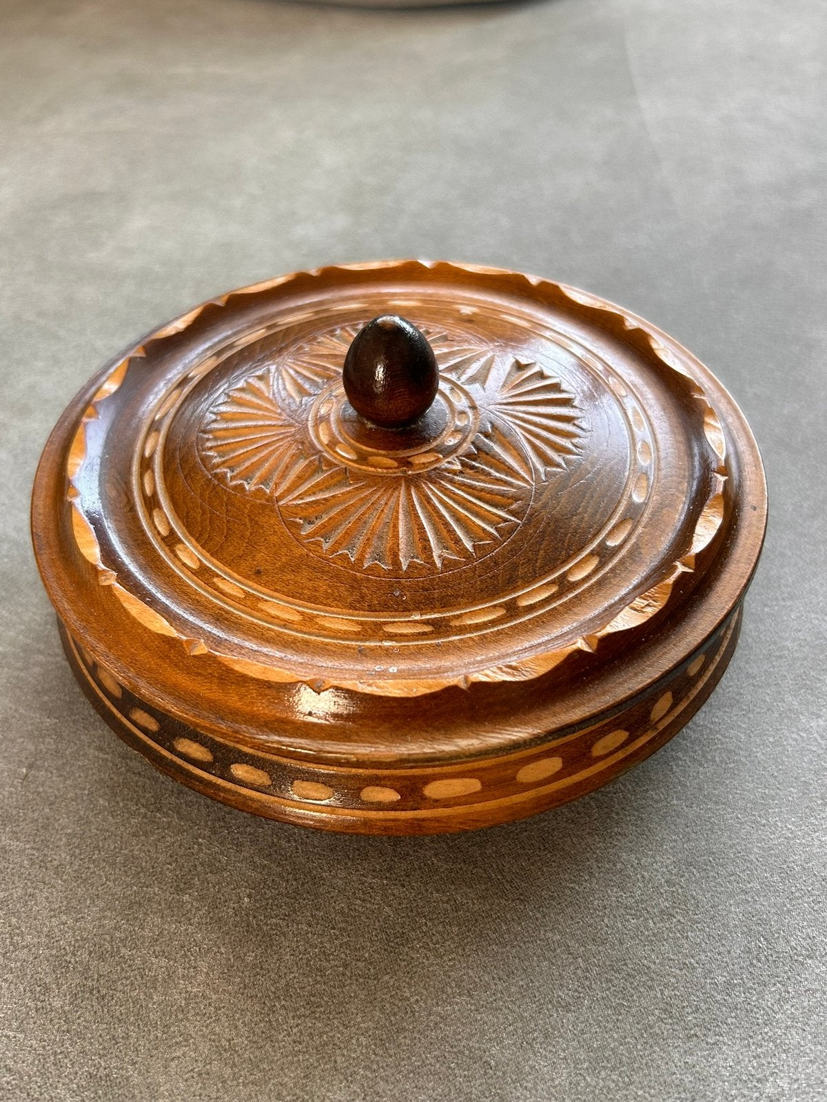 Vintage handgesneden houten doosje met deksel, Ophalen of Verzenden, Gebruikt