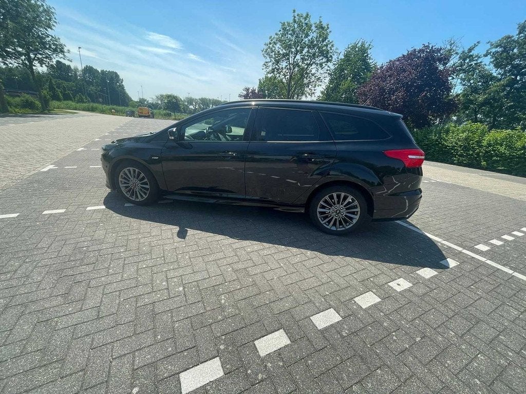 Ford Focus Wagon 1.5 Titanium ST Line | L-068-BT i, Auto's, Ford, 4 cilinders, Zwart, 690 kg, Geïmporteerd